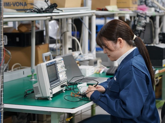 設計開発職（電気） 作業シーン