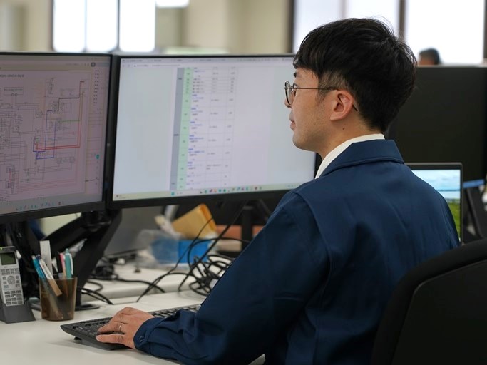 設計開発職（電気） 作業シーン